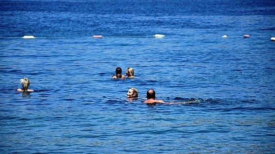 İrem Derici denizden çıkmak bilmedi