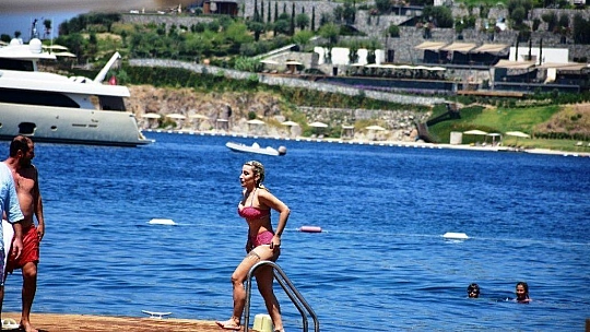 İrem Derici denizden çıkmak bilmedi