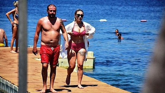 İrem Derici denizden çıkmak bilmedi