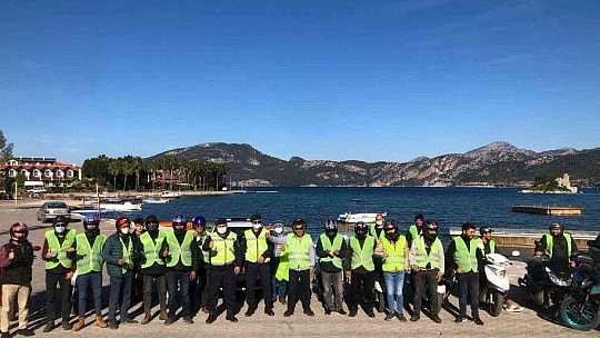Jandarma Trafik Timleri hem denetim yaptı hem de kask ve yelek dağıttı