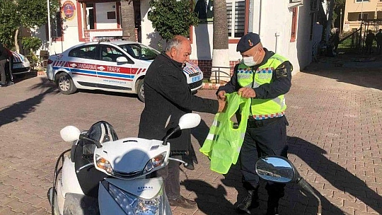 Jandarma Trafik Timleri hem denetim yaptı hem de kask ve yelek dağıttı