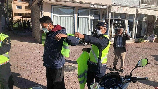 Jandarma Trafik Timleri hem denetim yaptı hem de kask ve yelek dağıttı