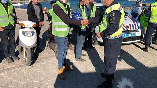 Jandarma Trafik Timleri hem denetim yaptı hem de kask ve yelek dağıttı
