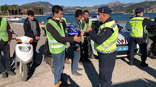 Jandarma Trafik Timleri hem denetim yaptı hem de kask ve yelek dağıttı
