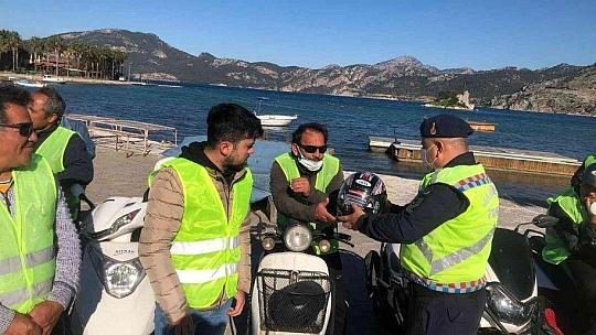 Jandarma Trafik Timleri hem denetim yaptı hem de kask ve yelek dağıttı