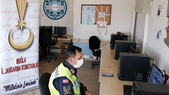 Jandarmadan EBA üzerinde öğrencilere trafik eğitimi