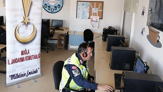 Jandarmadan EBA üzerinde öğrencilere trafik eğitimi