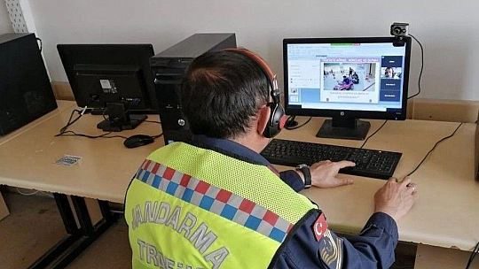 Jandarmadan EBA üzerinde öğrencilere trafik eğitimi