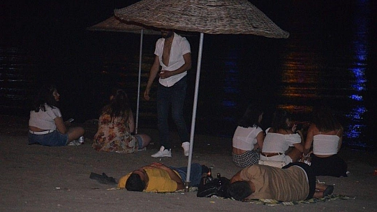 Kalacak yer bulamayınca sahilde konakladılar