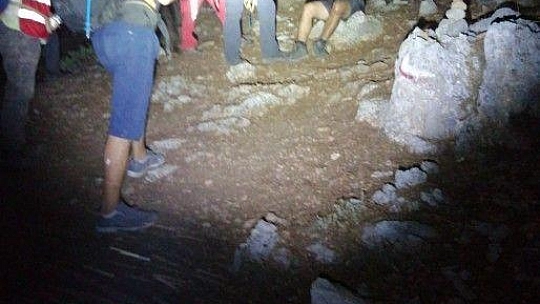 Kayalıklarda mahsur kalan 2 kişi kurtarıldı