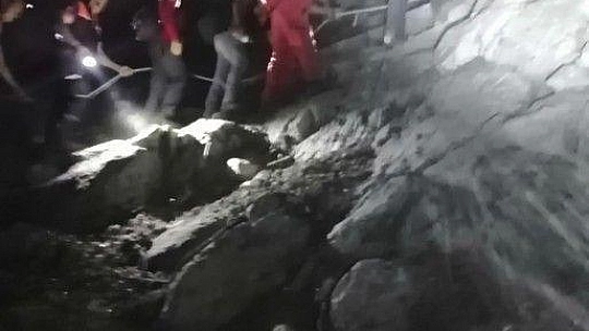 Kayalıklarda mahsur kalan 2 kişi kurtarıldı