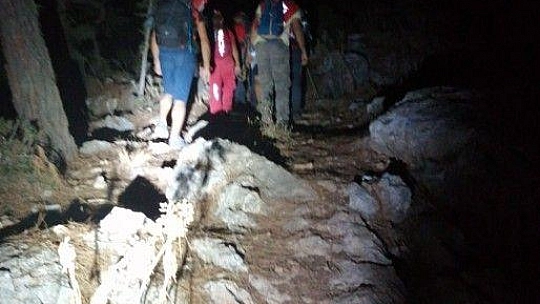 Kayalıklarda mahsur kalan 2 kişi kurtarıldı