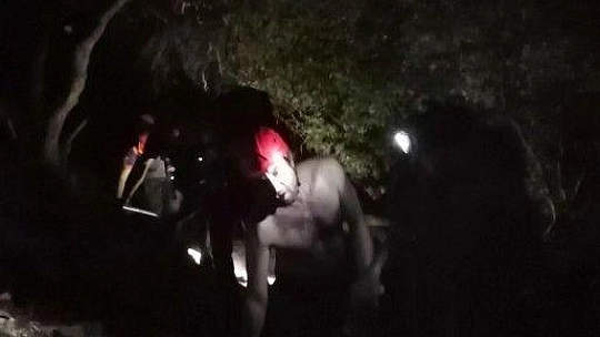 Kayalıklarda mahsur kalan 2 kişi kurtarıldı