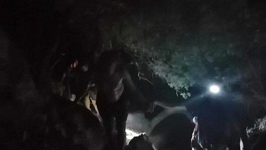 Kayalıklarda mahsur kalan 2 kişi kurtarıldı