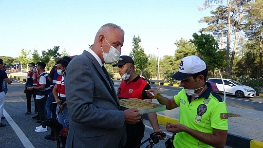 Kaymakam Aksoy'dan görev başındaki kolluk kuvvetlerine baklava ikramı
