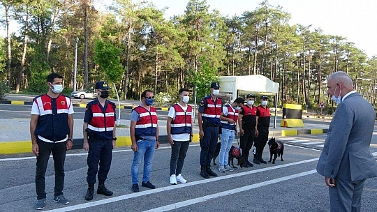 Kaymakam Aksoy'dan görev başındaki kolluk kuvvetlerine baklava ikramı