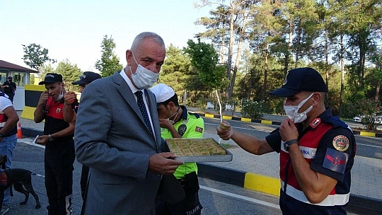 Kaymakam Aksoy'dan görev başındaki kolluk kuvvetlerine baklava ikramı