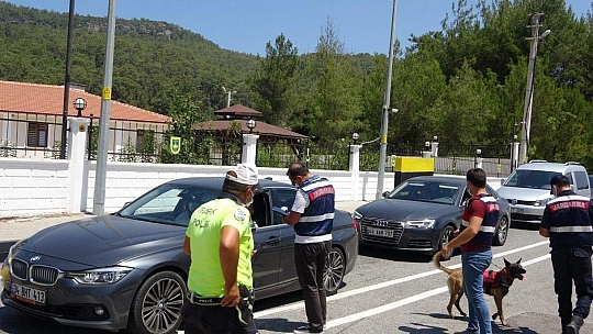 Kaymakam Aksoy'dan görev başındaki kolluk kuvvetlerine baklava ikramı