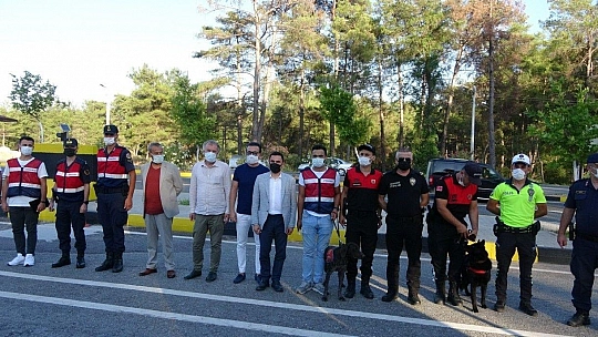 Kaymakam Aksoy'dan görev başındaki kolluk kuvvetlerine baklava ikramı