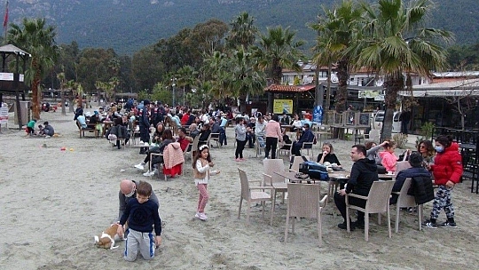 Kısıtlama kalktı, vatandaş sahillere akın etti