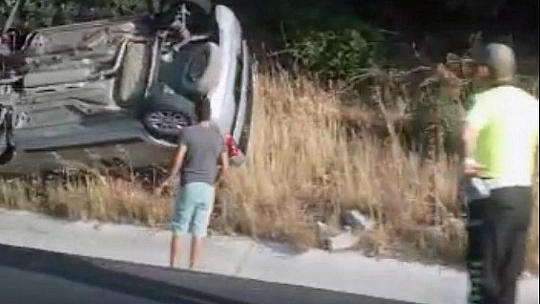 Kontrolden çıkan araç takla attı