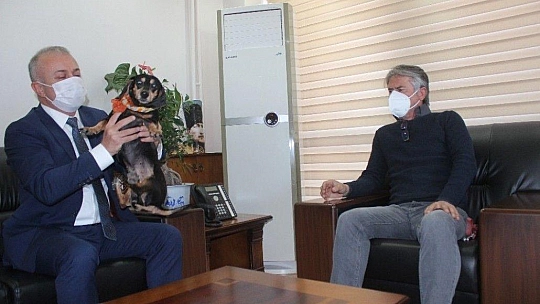 Köpeği ile donma tehlikesi geçiren vatandaşın imdadına yetişen polisler ödüllendirildi