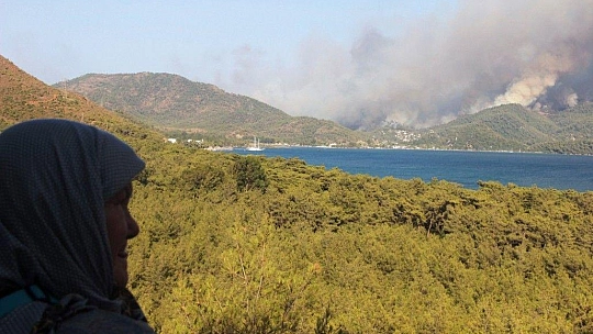 Korku dolu gözlerle yangını izlediler