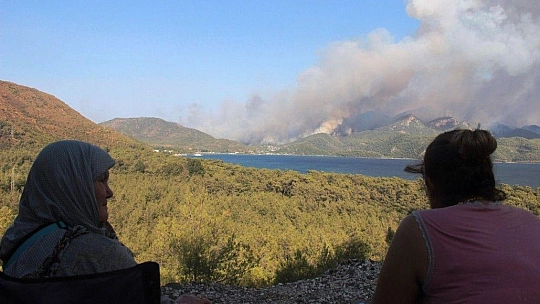 Korku dolu gözlerle yangını izlediler