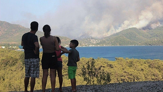 Korku dolu gözlerle yangını izlediler