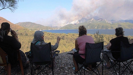 Korku dolu gözlerle yangını izlediler