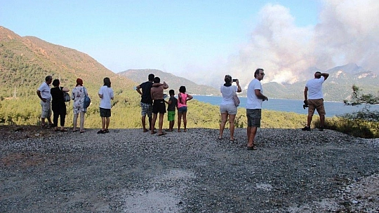 Korku dolu gözlerle yangını izlediler