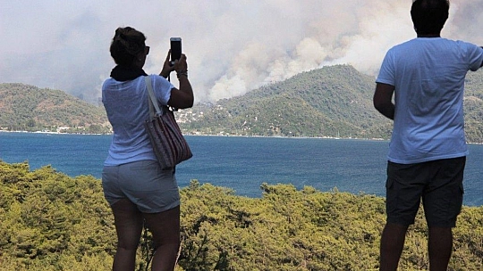 Korku dolu gözlerle yangını izlediler