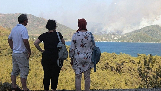 Korku dolu gözlerle yangını izlediler