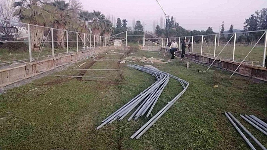 Köyceğiz'de okul bahçesine sera