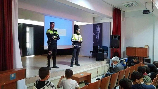 Köyceğiz'de polislerden öğrencilere eğitim