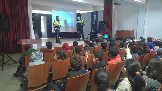 Köyceğiz'de polislerden öğrencilere eğitim