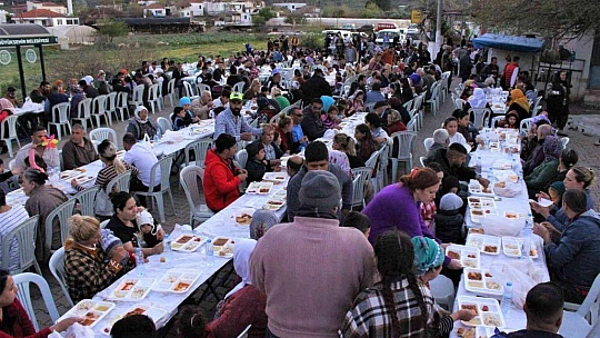 Küçük Dibekdere'de iftar yemeği