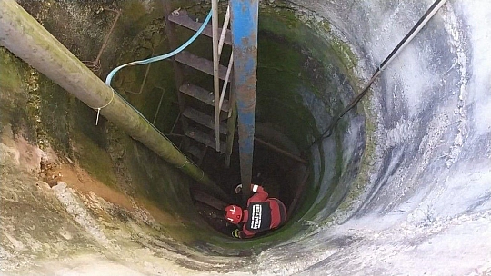 Kuyuya düşen yavru köpeği itfaiye kurtardı