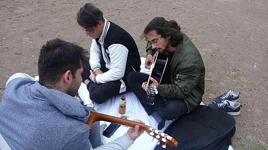 Lodosa aldırış etmeyip sahilde gitar çaldılar