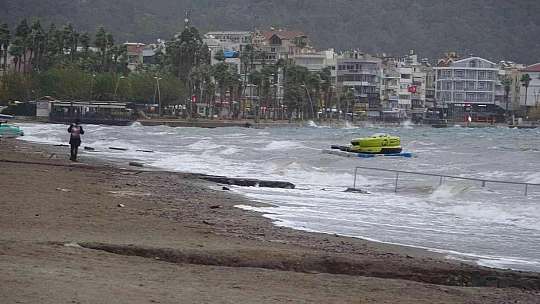 Lodosa aldırış etmeyip sahilde gitar çaldılar