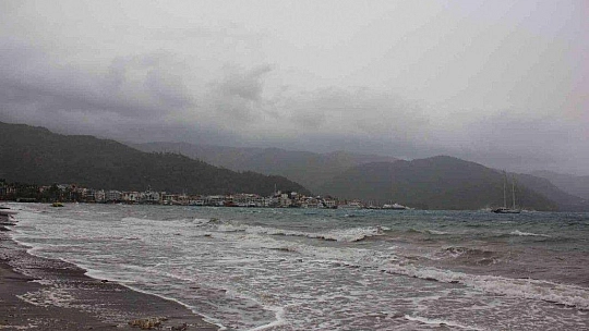 Lodosa aldırış etmeyip sahilde gitar çaldılar