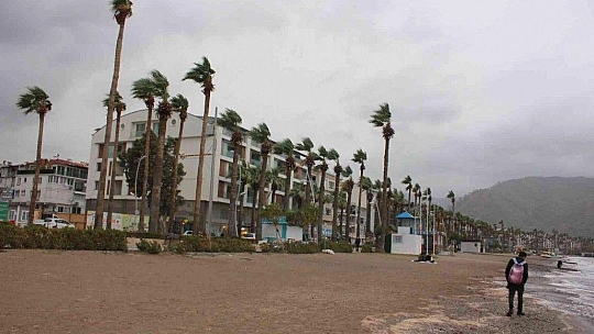 Lodosa aldırış etmeyip sahilde gitar çaldılar