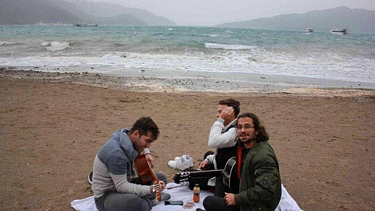 Lodosa aldırış etmeyip sahilde gitar çaldılar