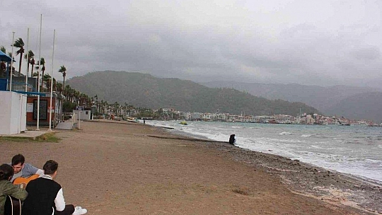 Lodosa aldırış etmeyip sahilde gitar çaldılar