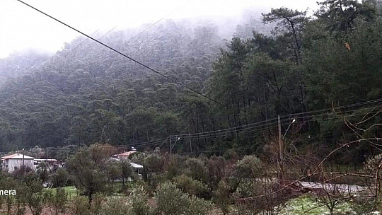 Marmaris'in yüksek kesimlerine kar yağdı