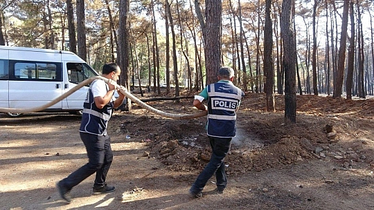 Marmaris polisi yangından zarar gören ağaçları yeniden yeşertmek için seferber oldu