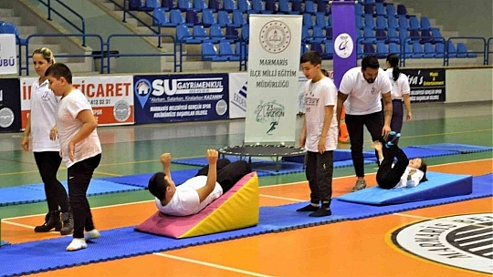 Marmaris'te 3 Aralık Dünya Engelliler Günü'nde renkli görüntüler oluştu