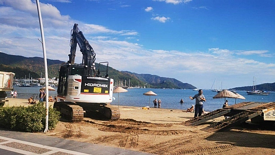 MARMARİS'TE BİR YANDA DENİZ KEYFİ, BİR YANDA İŞ MAKİNELİ KIŞA HAZIRLIK ÇALIŞMASI