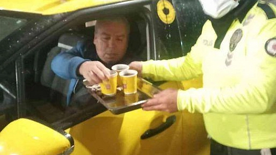 Marmaris'te bölge trafik ekipleri yolda kalan sürücülere çay ikram etti