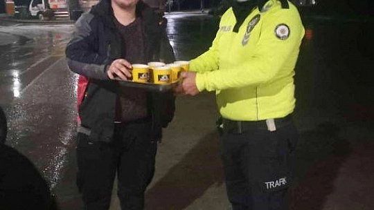 Marmaris'te bölge trafik ekipleri yolda kalan sürücülere çay ikram etti
